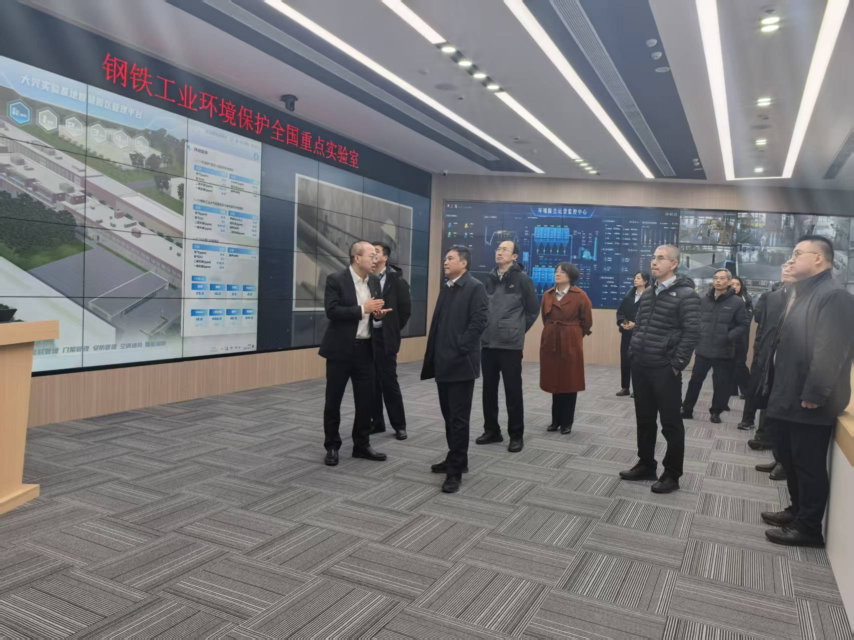 白小虎實地考察全重實驗室信息化展廳