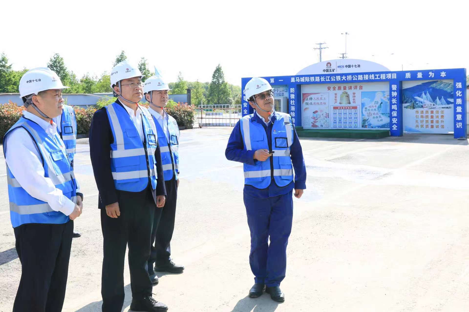 陳陽在中國十七冶巢馬城際鐵路長江公鐵大橋公路接線工程帶班檢查現場