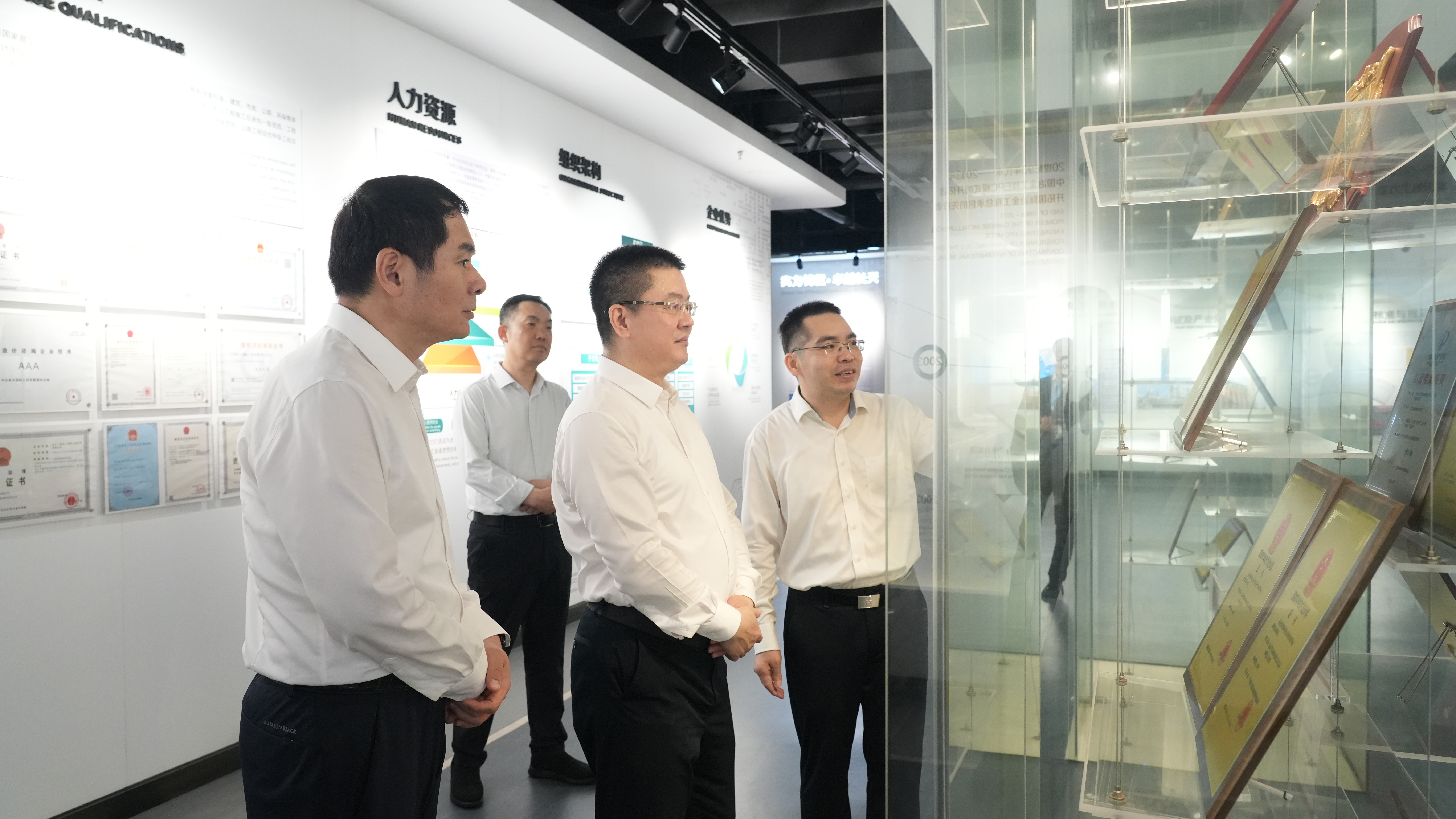李仲澤參觀中冶長天綜合形象展廳