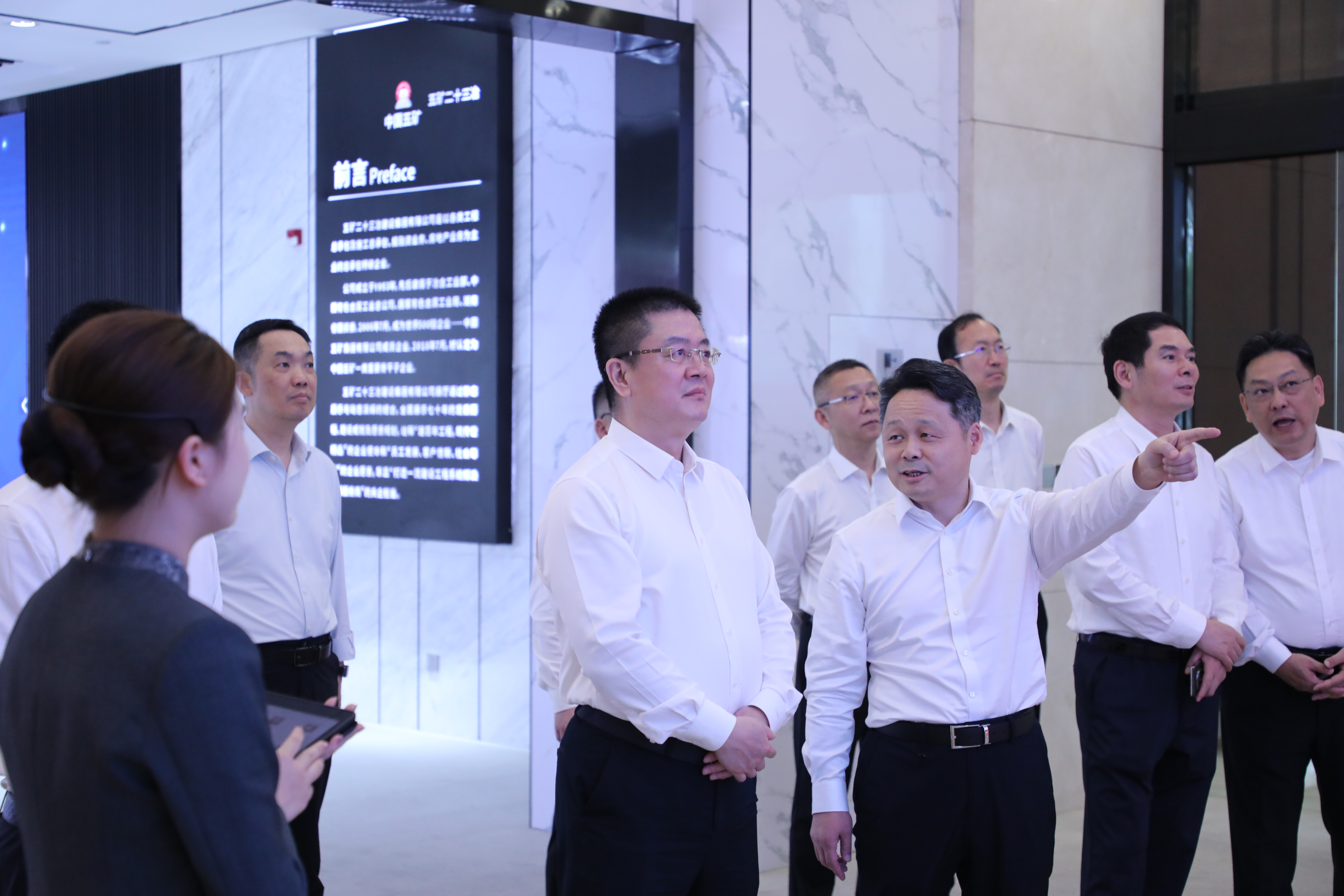 李仲澤參觀五礦二十三冶企業(yè)展廳